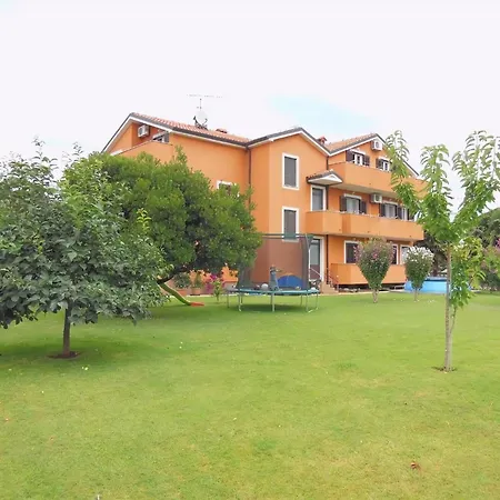 Klimatisierte In Zambratija Mit Gepflegtem Garten