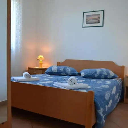 Klimatisierte In Zambratija Mit Gepflegtem Garten 우마그