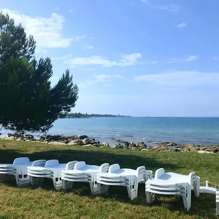 Klimatisierte In Zambratija Mit Gepflegtem Garten 우마그